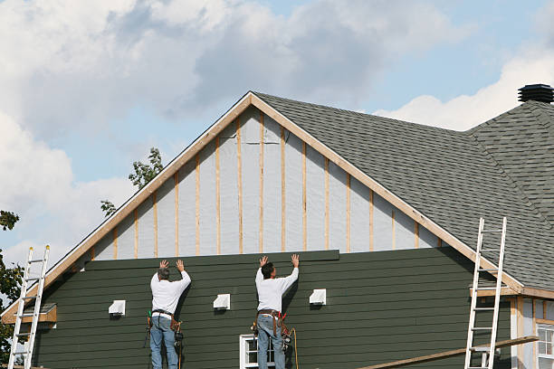 Professional Siding technician working in White Plains, MD